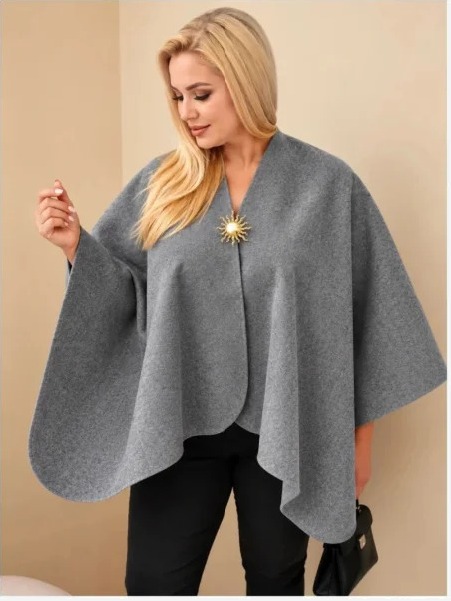 Dámske pončo plus size s brošňou grafitová