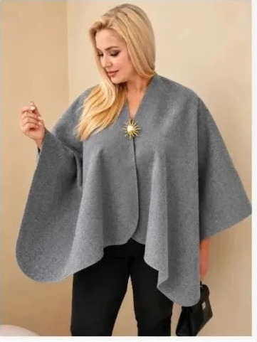 Dámske pončo plus size s brošňou grafitová