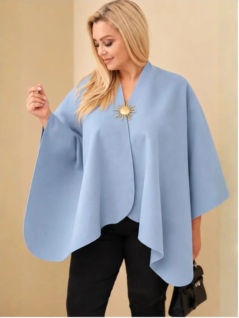 Dámske pončo plus size s brošňou džínsy
