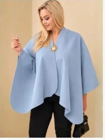 Dámske pončo plus size s brošňou džínsy