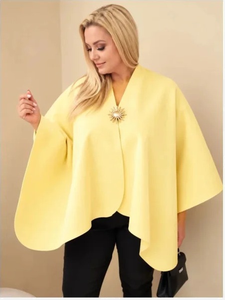 Dámske pončo plus size s brošňou žltá
