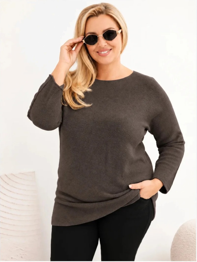 Dámsky sveter plus size s lodičkovým výstrihom mokka