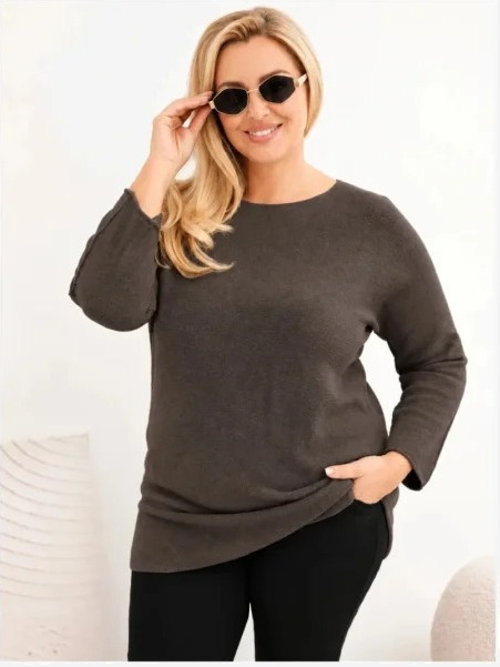 Dámsky sveter plus size s lodičkovým výstrihom mokka