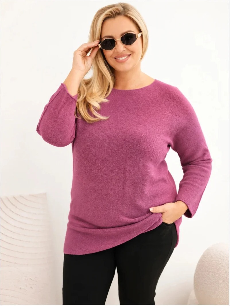 Dámsky sveter plus size s lodičkovým výstrihom tmavoružová