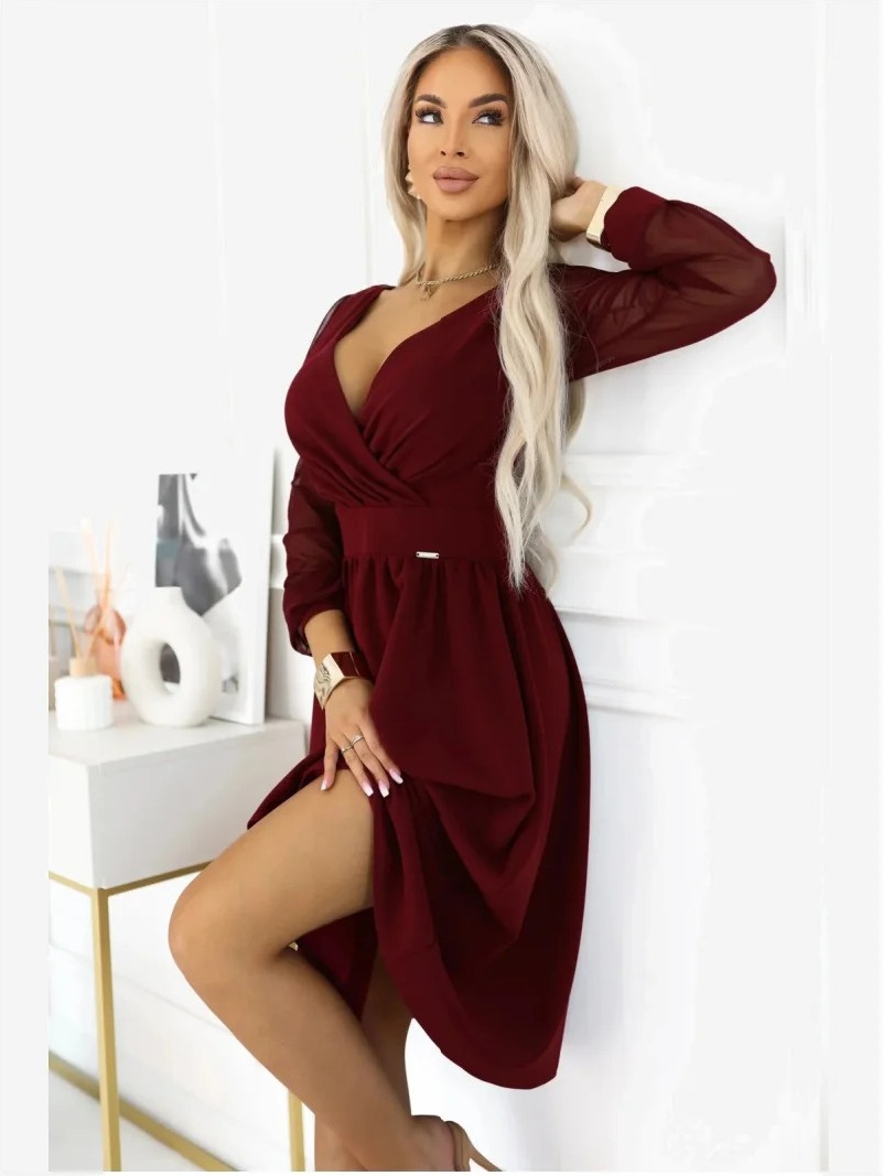 657-3 Elegantné midi šaty s prekladaným výstrihom a tylovými rukávmi - bordó