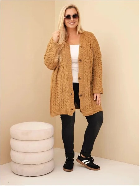 Dámsky kardigán Plus Size s gombíkmi a vrkočovým vzorom camel