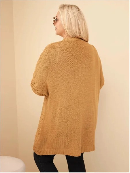 Dámsky kardigán Plus Size s gombíkmi a vrkočovým vzorom camel