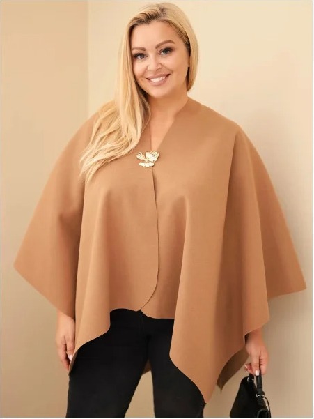 Dámska pončo narzuta Plus Size s brošňou camlovou camelowy
