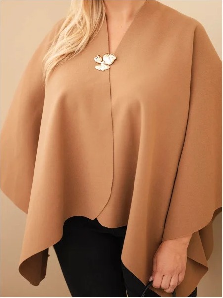 Dámska pončo narzuta Plus Size s brošňou camlovou camelowy