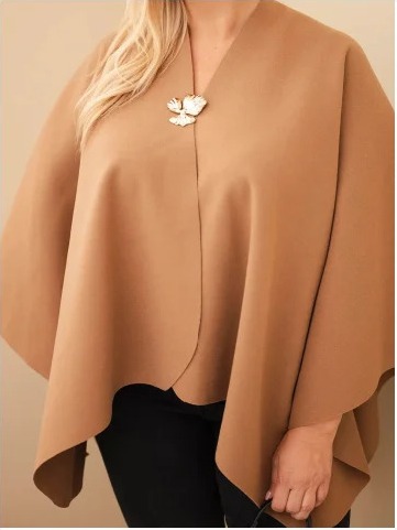 Dámska pončo narzuta Plus Size s brošňou camlovou camelowy