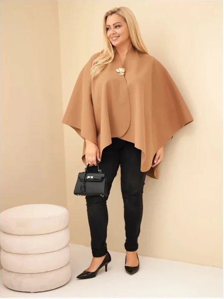 Dámska pončo narzuta Plus Size s brošňou camlovou camelowy