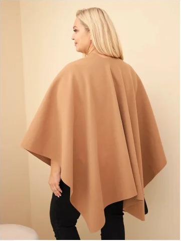 Dámska pončo narzuta Plus Size s brošňou camlovou camelowy