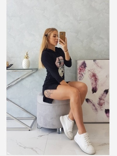 Šaty s dlhším chrbtom a farebnou potlačou čierna