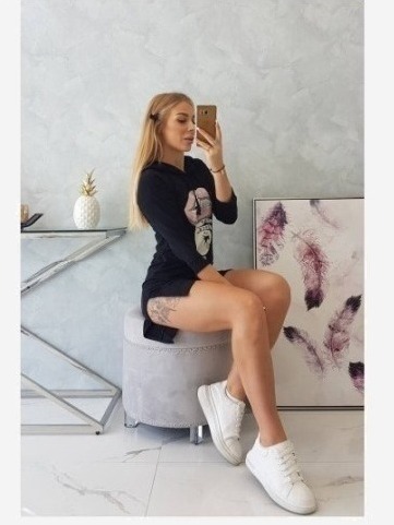 Šaty s dlhším chrbtom a farebnou potlačou čierna