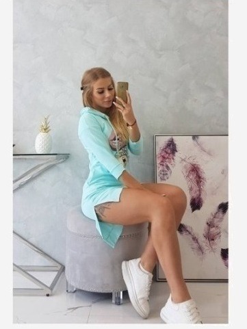 Šaty s dlhším chrbtom a farebnou potlačou mäta
